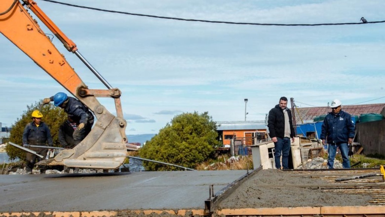 Hormigonaron la primer media calzada del puente sobre Perito Moreno en Ushuaia