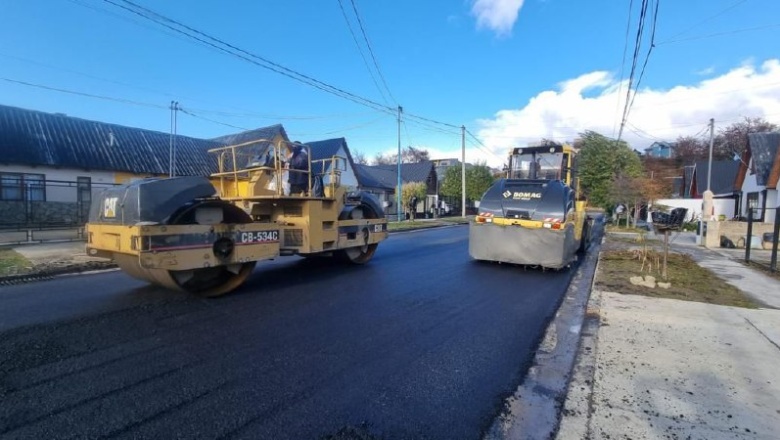 Nueva calle pavimentada en la ciudad