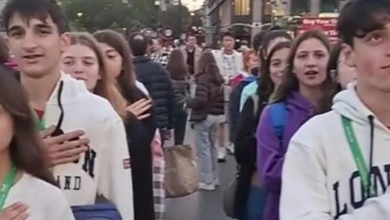 Estudiantes argentinos cantaron la Marcha de Malvinas frente al parlamento británico en Londres