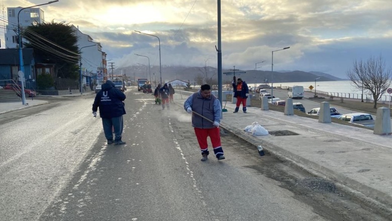 Operativo de limpieza en veredas y cordones de calles