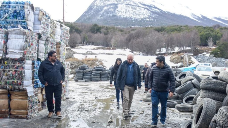 Iriarte recorrió el predio de acopio de materiales para reciclar