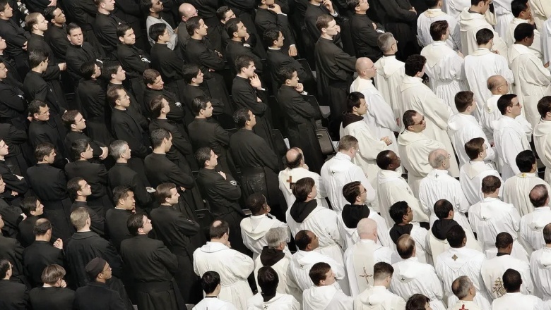 El presidente de la Episcopal Suiza aseguró que "es hora de abolir el celibato"