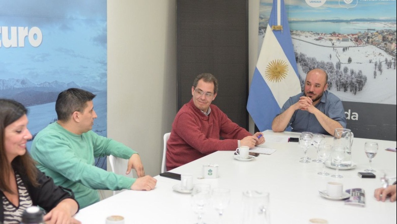 El secretario de Gobierno de la Municipalidad de Ushuaia, César Molina se reunió con directoras y directores de todas las áreas del Municipio