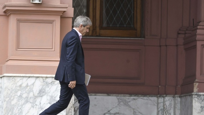 Caputo anunció una suba del 30% para jubilados en marzo además del bono