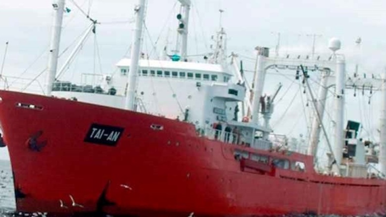 Renunciaron dos funcionarios por el escándalo del barco de un empresario chino que lleva toneladas ilegales de merluza negra