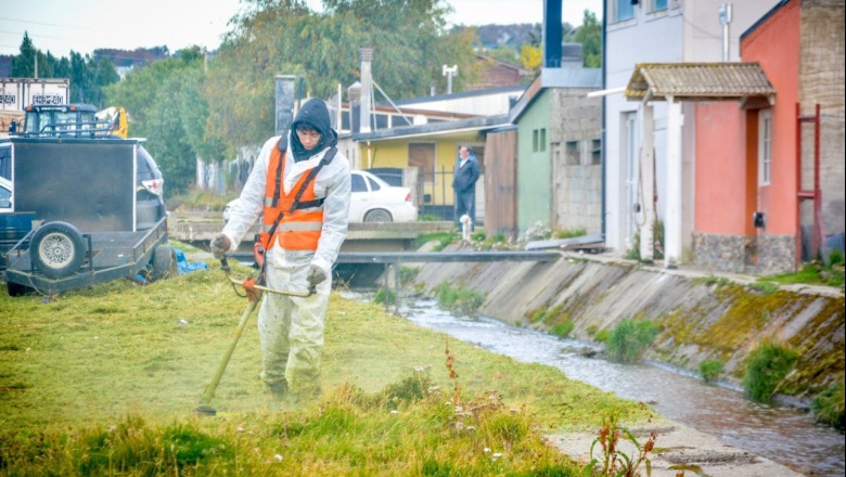Compromiso ambiental : Exitosa jornada de limpieza en barrios y el Arroyo Buena Esperanza"