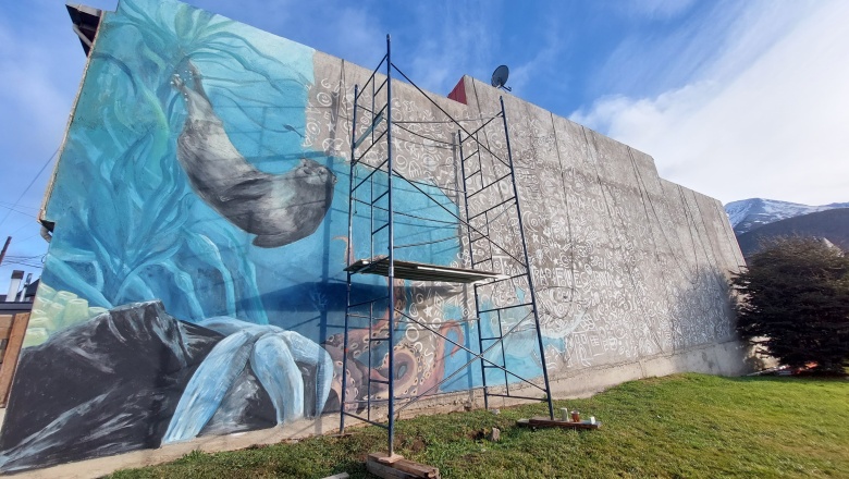 Arte y concientización: Mercedes Chiesa transforma una pared en un llamado a cuidar los bosques de macroalgas
