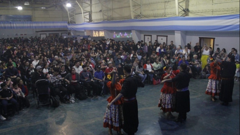 Artistas y grupos locales brillaron en la concurrida Vigilia Patriótica