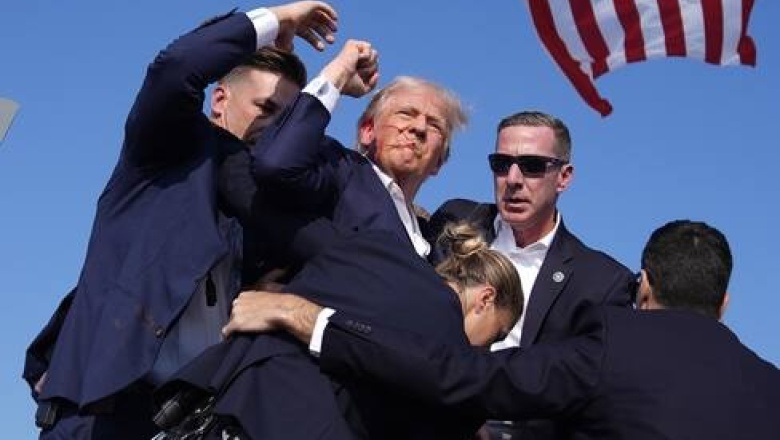 Conmoción en un acto de campaña de Donald Trump: cayó al suelo ensangrentado en medio de detonaciones