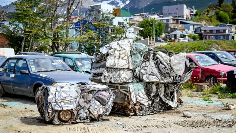 Ushuaia avanza en la descontaminación : Se compactaron 54 Vehículos, sumando 115 toneladas de chatarra