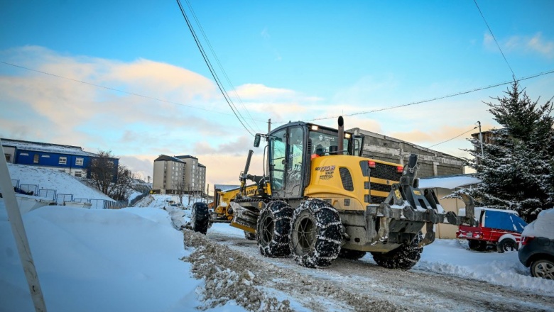 Se continúa con con el despeje de nieve en calles y veredas
