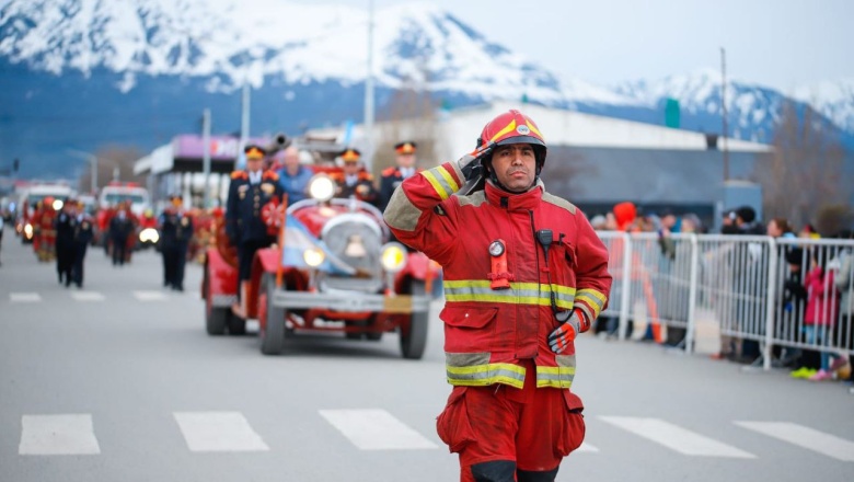 Representantes de toda la comunidad presentes en el multitudinario desfile de los 140 años de Ushuaia