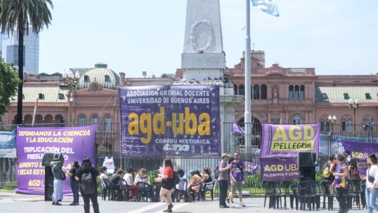 Milei salió al balcón a saludar por su cumple y lo insultaron los universitarios que estaban en clase pública