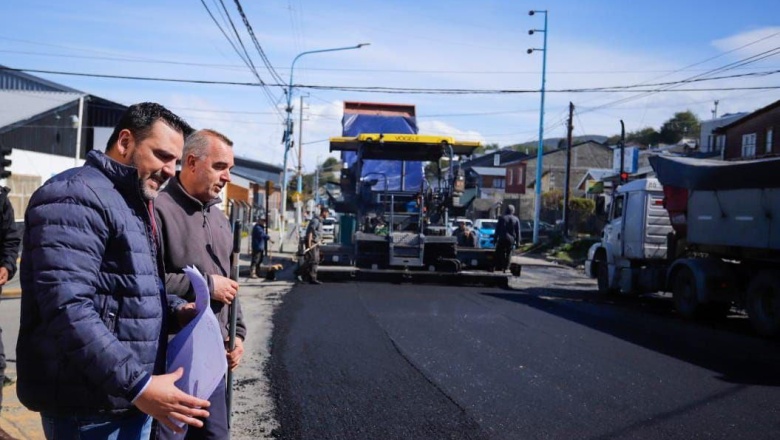 El intendente Vuoto recorrió los trabajos de repavimentación en Avenida Alem