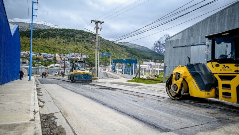 Personal de bacheo se capacitó en asfalto en frío y se trabaja intensamente en la recuperación vial.