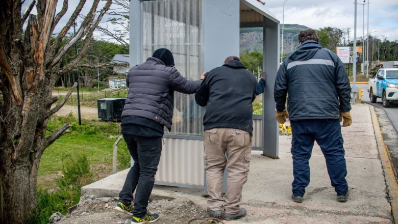 Nuevas garitas de colectivos reemplazan a las antiguas de madera