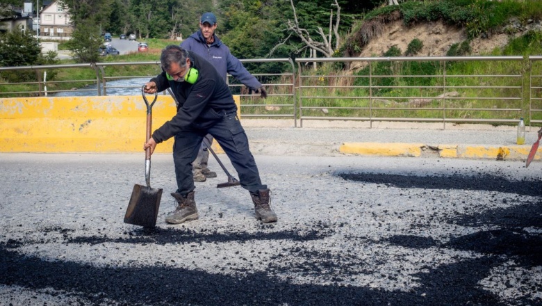 Se repavimentó el puente de la calle Los Ñires y se reacondiciona la escalera de la calle Belgrano