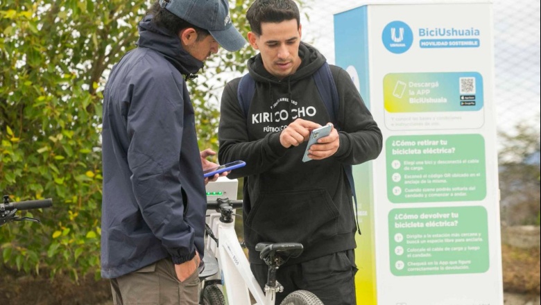Ya están en funcionamiento las tres primeras estaciones de bicicletas eléctricas
