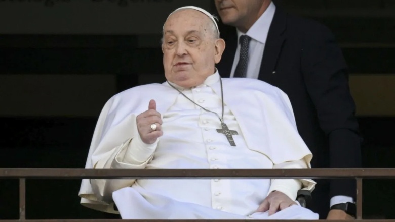El Papa Francisco fue dado de alta y  saludó a los fieles