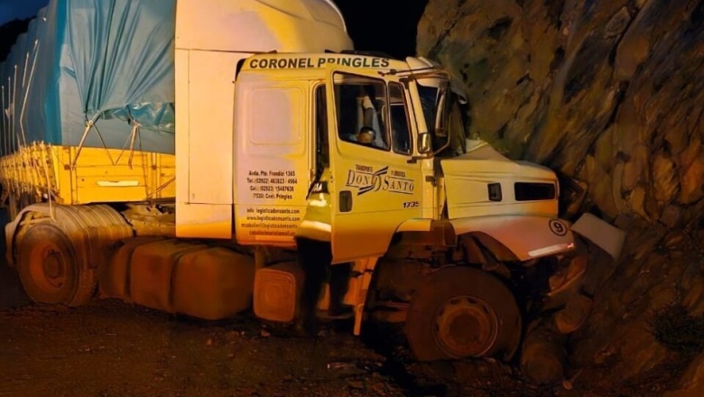 Un camión chocó contra la ladera de la montaña, en Paso Garibaldi