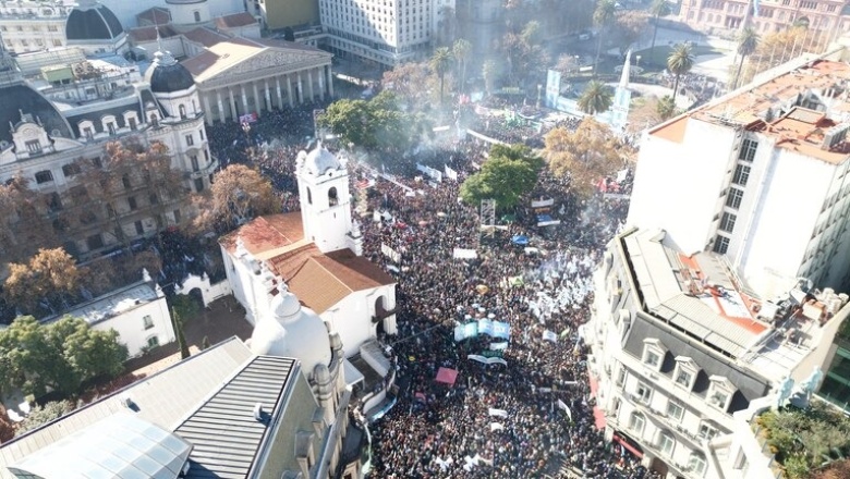 La ex presidenta solicitó a la justicia que le aclaren si puede o no salir al balcón.
