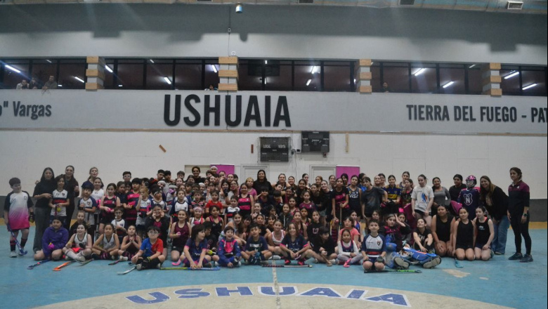 180 chicos y chicas de Ushuaia participaron de la clínica de hockey pista dictada por Juan Eleicegui.