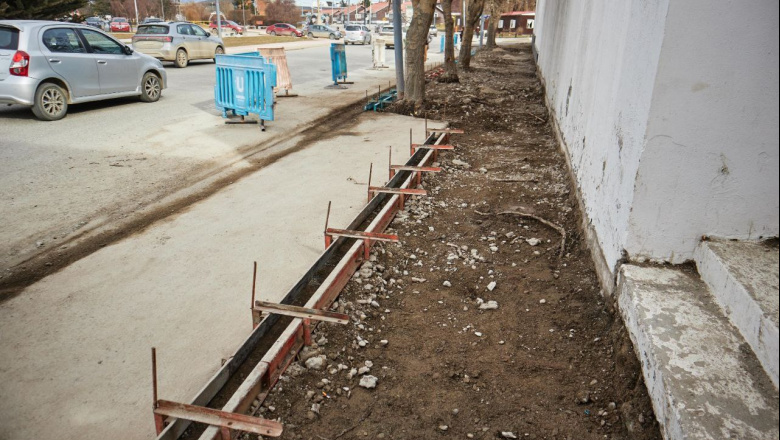 Reconstruyen la vereda del cementerio