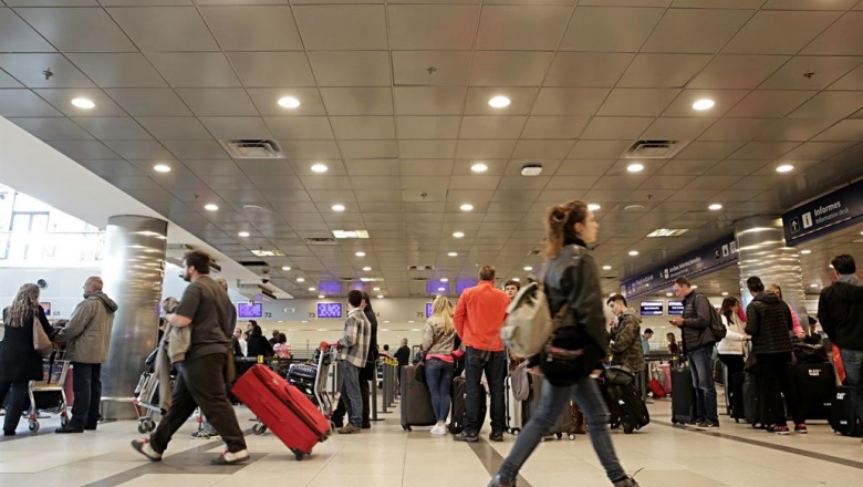 Tortugas, estimuladores y spinners: qué les retiene la Aduana a los turistas en Ezeiza