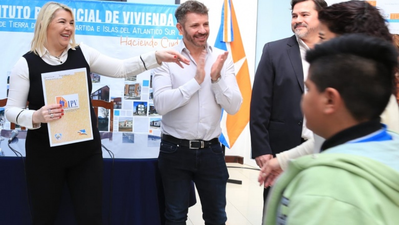 Bertone entregó títulos de propiedad y escrituras de hipoteca a 102 vecinos de la ciudad.