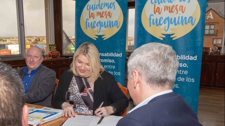 "Cuidemos la mesa fueguina": Gobierno firmó con La Anónima y Carrefour un acuerdo de precios.
