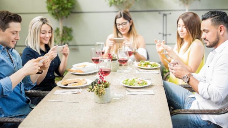 Un restaurante ofrece menú gratis a los niños, si los padres dejan el móvil en la puerta