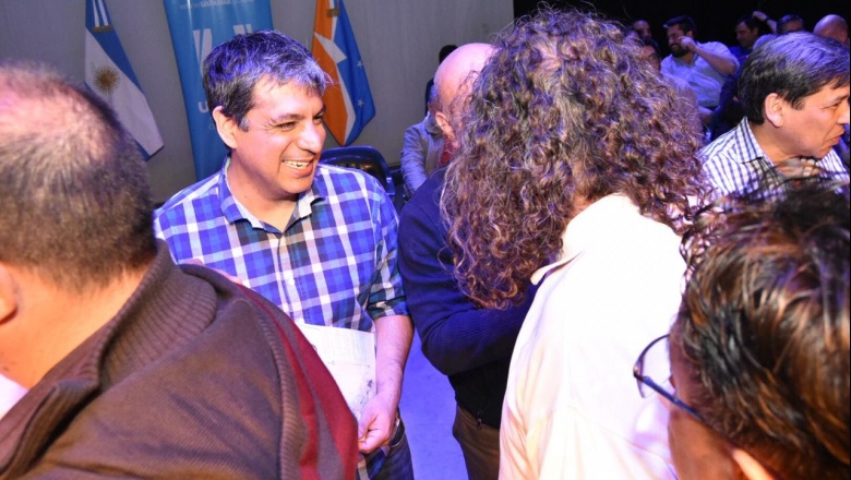 Acompañado de Rodriguez y Scioli, Vuoto entregó decretos de regularización