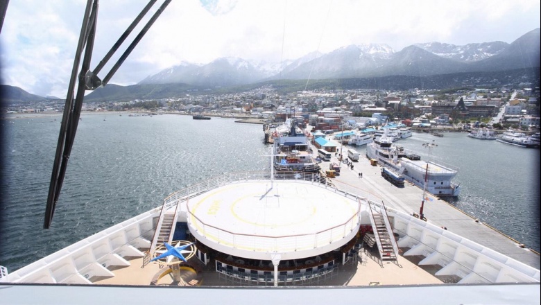 BERTONE: "CUMPLIENDO EL COMPROMISO ASUMIDO EN EL SEATRADE, RECIBIMOS AL CELEBRITY ECLIPSE"