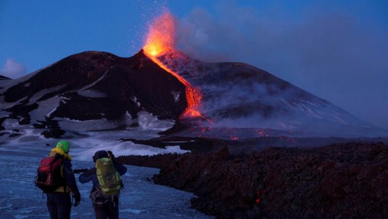 Alerta en Italia por el volcán Etna: emite lava y cenizas sin control