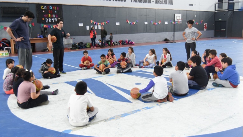 Chicos y chicas disfrutan la colonia municipal de deportes