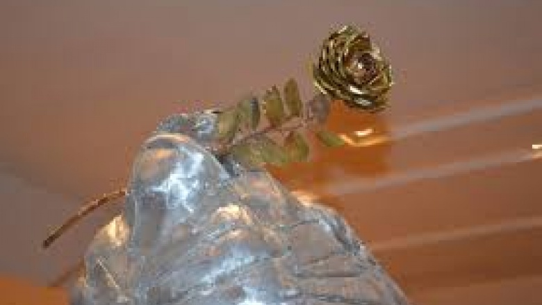 El homenaje de Pallarols al ARA San Juan: una rosa de 44 pétalos con los nombres de los tripulantes