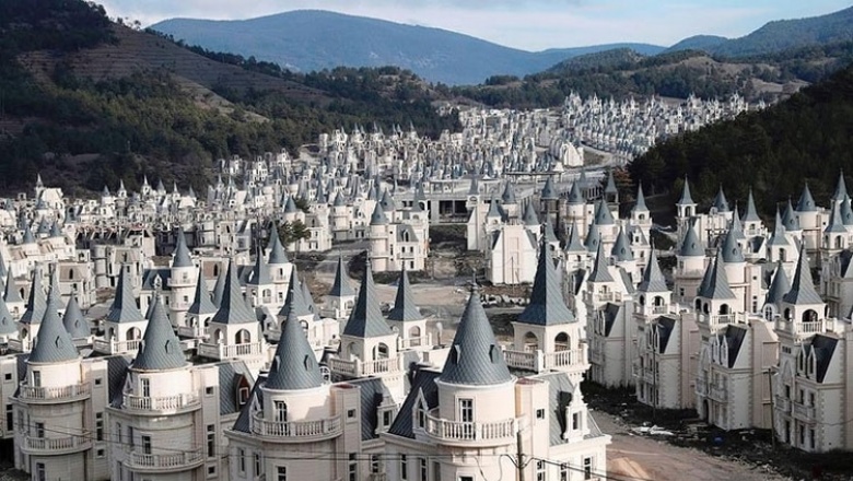 732 castillos para veranear: el increíble proyecto inmobiliario que hoy es un pueblo fantasma