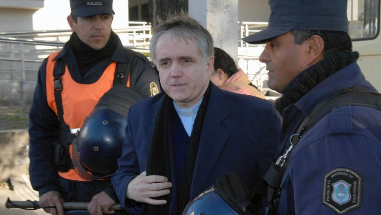 Ordenan incluir al sacerdote Julio Grassi en el registro genético de violadores