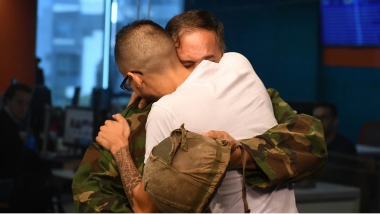 Un héroe argentino recuperó el casco que le salvó la vida en Malvinas: "Gracias a él estoy acá"