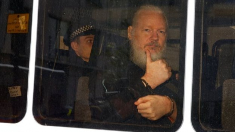 Arrestan a Julian Assange en la embajada de Ecuador en Reino Unido