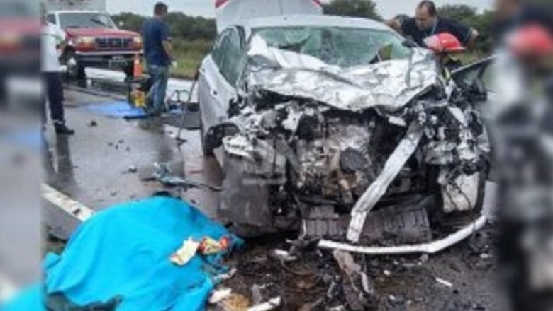 Perdieron el control del auto, cruzaron de carril y chocaron de frente: 5 muertos