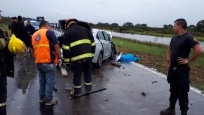 Perdieron el control del auto, cruzaron de carril y chocaron de frente: 5 muertos