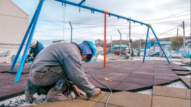 Piso de caucho, luces Led y juegos inclusivos en las plazas de Ushuaia
