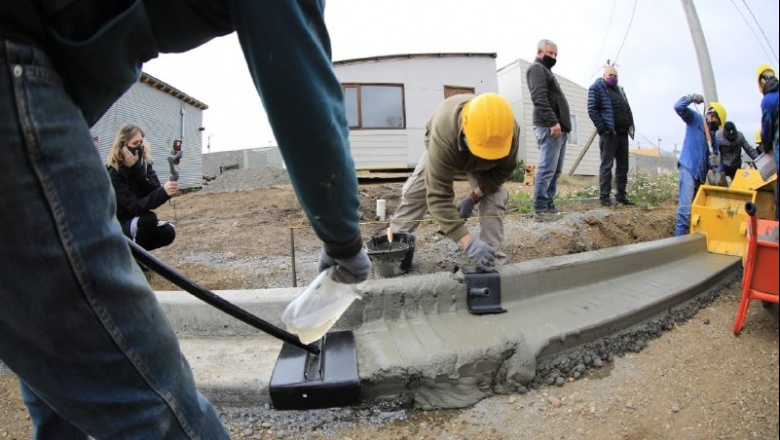 Comenzó la construcción de cordones en el barrio "Aires del Sur"