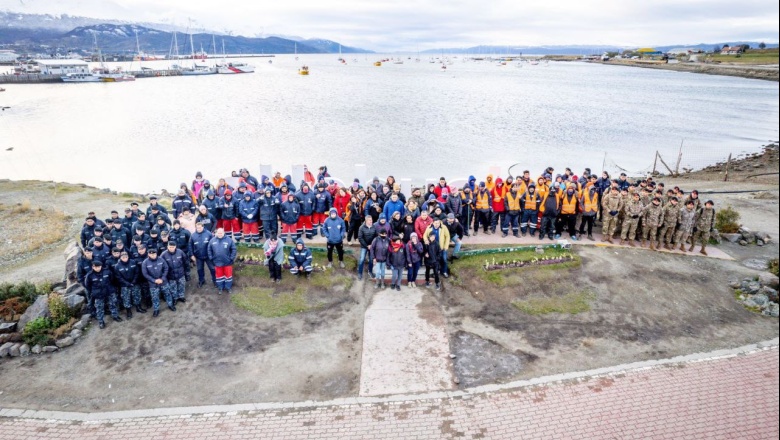 Junto a la Armada, Bomberos Voluntarios, ONGs ambientalistas y empresas el Municipio coordinó la limpieza costera