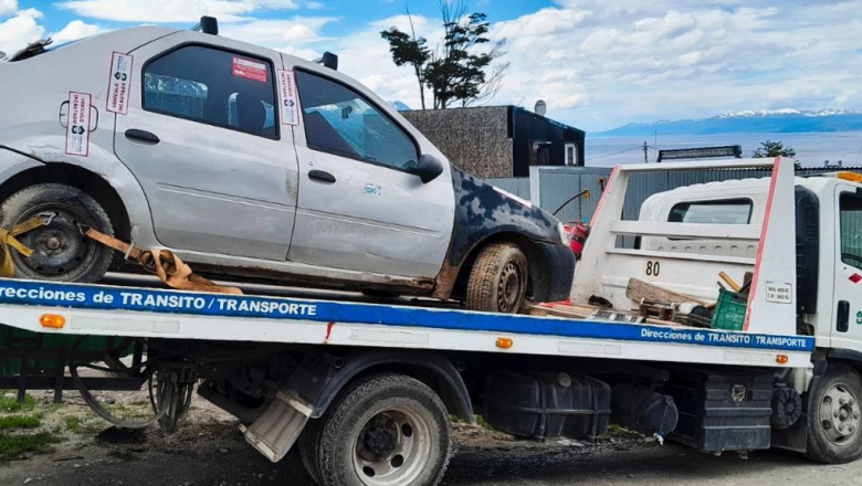 Retiran vehículos abandonados en la vía pública