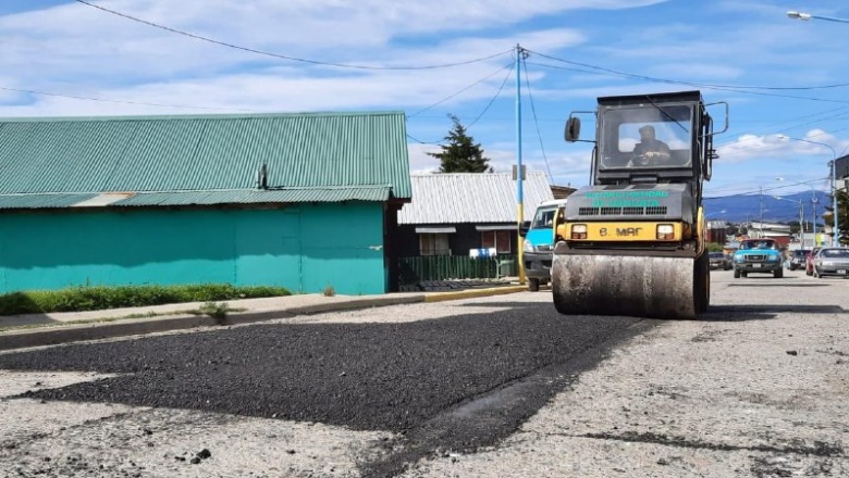 Cuadrillas municipales realizan trabajos de bacheo en distintos puntos de la ciudad
