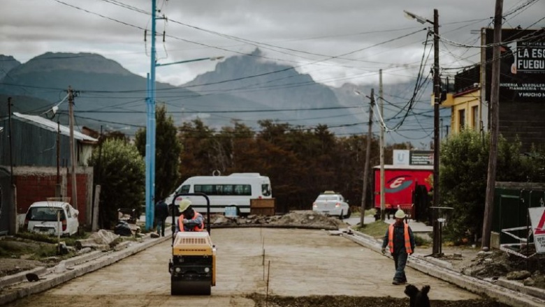 Bacheo en calles Pastor Lawrence y Yámanas