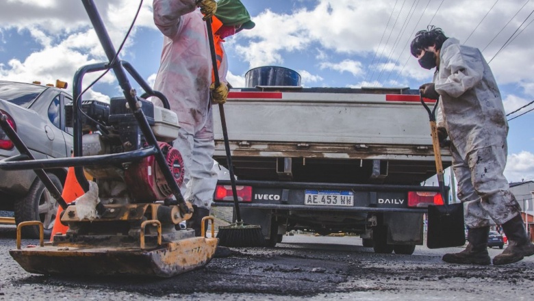 Bacheo y repavimentación de Avenida Héroes de Malvinas y calle Eva Perón