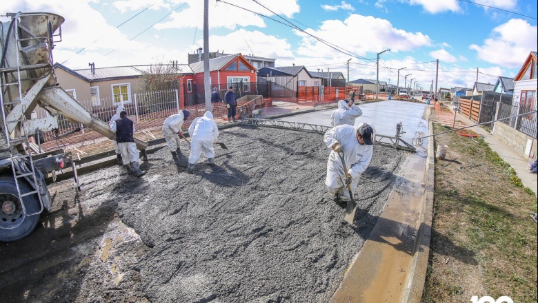 Se pavimentan en forma simultánea varias arterias del Barrio Malvinas Argentinas
